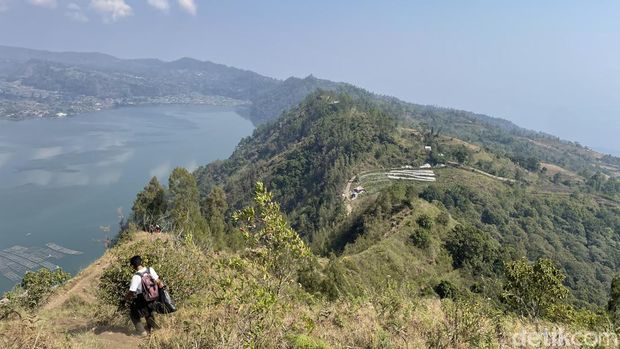 Mengejar sunrise di Bukit Trunyan