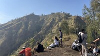 Estimasi waktu pendakian sekitar 2 jam hingga 2,5 jam. Untuk sampai ke puncak, traveler harus melalui jalur pendakian yang berpasir dan dikelilingi oleh pepohonan.