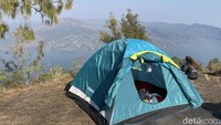 Jika traveler ingin menikmati pemandangan Bukit Trunyan lebih lama, traveler dapat mencoba sensasi camping di Bukit Trunyan. Namun, disarankan untuk camping di pos 1 untuk menghindari angin kencang ya traveler!