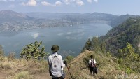 Selain menikmati pemandangan yang cantik dan epik, traveler wajib mengabadikan momen mendaki di Bukit Trunyan. 