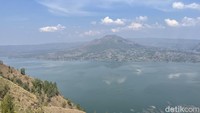 Dengan latar belakang matahari terbit, Gunung Batur, dan lautan awan dijamin membuat foto dan video traveler akan semakin sip.