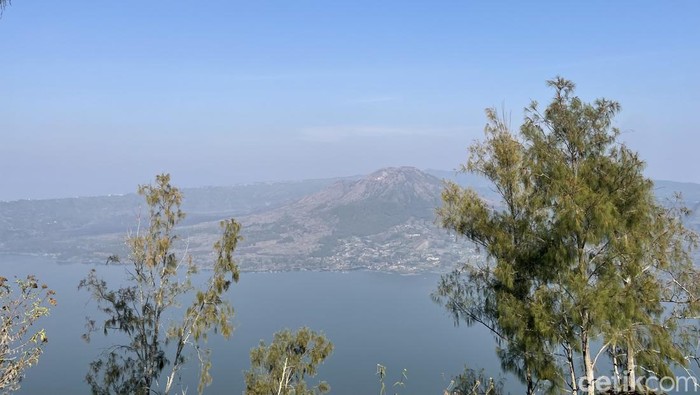 Menikmati Keindahan Bukit Trunyan, Cantiknya Kelewatan! Berlokasi di Desa Trunyan, Kecamatan Kintamani, Kabupaten Bangli, untuk sampai ke puncak Bukit Trunyan bisa melalui dua jalur pendakian. Pertama, jalur pendakian via Desa Trunyan dan jalur pendakian via Tianyar.