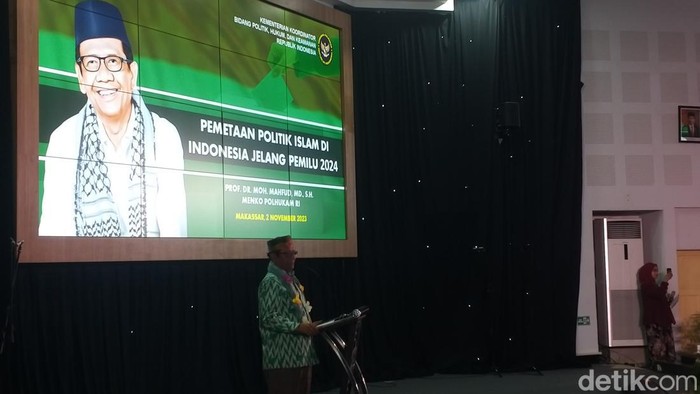Menko Polhukam Mahfud Md saat menjadi pembicara di Unhas Makassar.