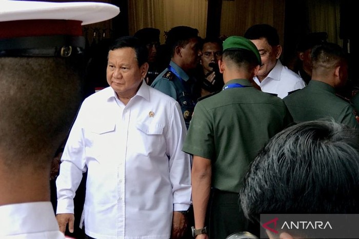 Menteri Pertahanan RI Prabowo Subianto keluar dari lokasi acara Simposium Geopolitik & Geostrategis dan Pengaruhnya terhadap Indonesia Tahun 2023 di Kantor Kementerian Pertahanan RI, Jakarta