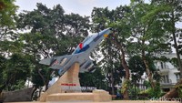 Diketahui, Pesawat A-4 Skyhawk merupakan pesawat serang jet udara-darat bertempat duduk tunggal dan ganda, berkecepatan sub-sonic.