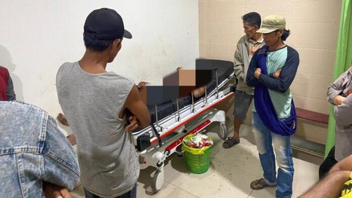 MR Pembobol rumah warga terbaring lemah di RS Dompu seusai jadi bulan-bulanan warga. (Istimews)