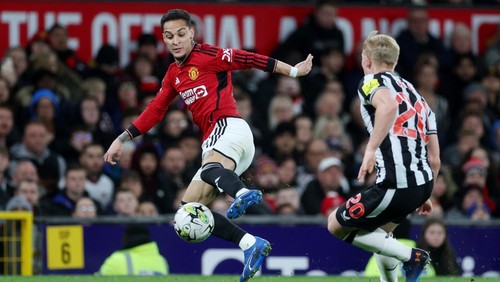Soccer Football - Carabao Cup - Fourth Round - Manchester United v Newcastle United - Old Trafford, Manchester, Britain - November 1, 2023 Manchester Uniteds Antony in action with Newcastle Uniteds Lewis Hall Action Images via Reuters/Lee Smith NO USE WITH UNAUTHORIZED AUDIO, VIDEO, DATA, FIXTURE LISTS, CLUB/LEAGUE LOGOS OR LIVE SERVICES. ONLINE IN-MATCH USE LIMITED TO 45 IMAGES, NO VIDEO EMULATION. NO USE IN BETTING, GAMES OR SINGLE CLUB/LEAGUE/PLAYER PUBLICATIONS.