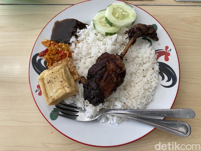 Nasi Bebek War sajikan bebek bumbu hitam yang uicy
