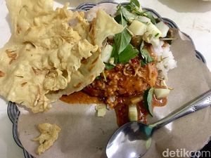 Nasi Pecel Bambu Runcing Legendaris di Surabaya: Murah, Enak, Kenyang!