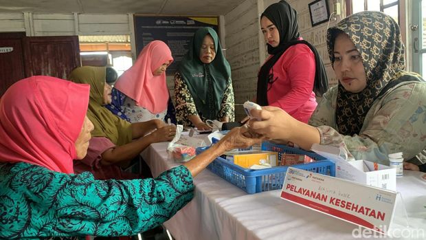 Nek Hanum, warga Kampung Nelayan saat mengikuti pemeriksaan kesehatan gratis Pos Amanah di Belawan. (Kartika Sari/detikSumut)