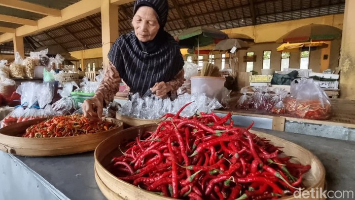 Ngatiyah, salah satu pedagang cabai di Pasar Boyolali Kota, Kamis (2/11/2023).