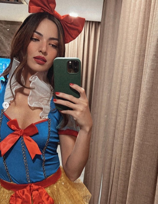 Penampilan Nia itu kemudian dilengkapi dengan pita besar berwarna merah di kepalanya. Ia juga berdandan mengenakan lipstik berwarna merah. Foto: Instagram/@ramadhaniabakrie