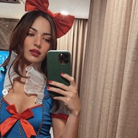 Penampilan Nia itu kemudian dilengkapi dengan pita besar berwarna merah di kepalanya. Ia juga berdandan mengenakan lipstik berwarna merah. Foto: Instagram/@ramadhaniabakrie