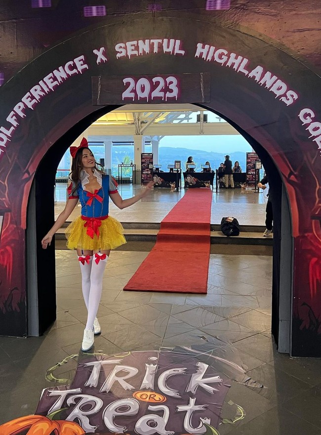 Snow White menjadi kostum Halloween pertama Nia di tahun ini. Terlihat dirinya yang tampil seksi mengenakan busana khas Snow White dengan atasan berwarna biru dan rok kuning. Hanya saja rok kuning yang dikenakan Nia tidak panjang, melainkan pendek sepaha. Foto: Instagram/@ramadhaniabakrie