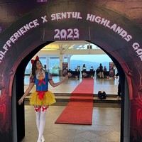 Snow White menjadi kostum Halloween pertama Nia di tahun ini. Terlihat dirinya yang tampil seksi mengenakan busana khas Snow White dengan atasan berwarna biru dan rok kuning. Hanya saja rok kuning yang dikenakan Nia tidak panjang, melainkan pendek sepaha. Foto: Instagram/@ramadhaniabakrie