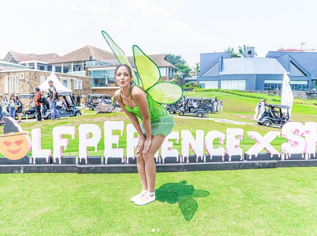 Setelah Snow White, Nia kembali cosplay menjadi karakter Tinker Bell. Tak kalah menawan, Nia tampil dengan rok mini berwarna hijau. Penampilannya itu juga semakin lengkap dengan sayap berwarna senada. Foto: Instagram/@ramadhaniabakrie