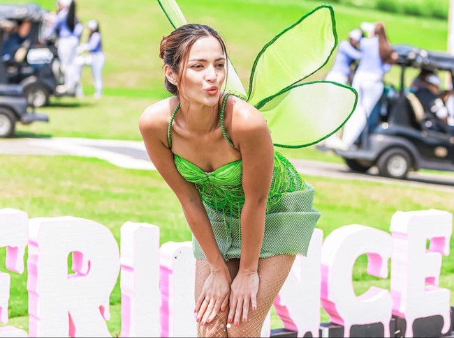 Cosplay jadi Tinker Bell, penampilan Nia tampak simpel dan sederhana dengan rambut yang hanya dicepol ke belakang. Wajahnya pun tampak natural dengan makeup minimalis. Foto: Instagram/@ramadhaniabakrie