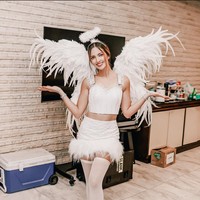 Terbaru Nia Ramadhani kembali cosplay menjadi malaikat dengan mengenakan pakaian serba putih. Nia tampak memadukan atasan crop top tanpa lengan dengan rok pendek beraksen bulu pada bagian bawahnya. Foto: Instagram/@ramadhaniabakrie