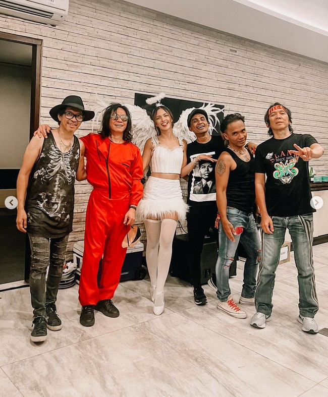 Nia juga tampak berpose bersama grup band Slank. Terlihat Nia yang memamerkan ekspresi meletnya ke arah kamera. Foto: Instagram/@ramadhaniabakrie