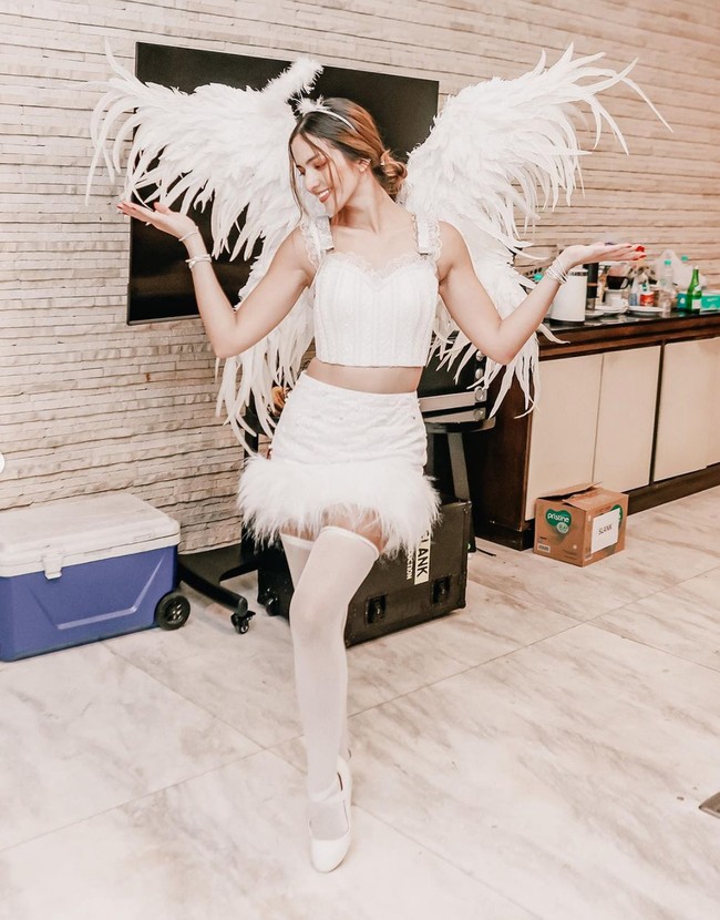 Bak malaikat sungguhan, Nia juga memakai sayap putih untuk cosplaynya. Beberapa netizen tampak memuji Nia yang terlihat cantik dan langsing mengenakan kostum tersebut. Foto: Instagram/@ramadhaniabakrie