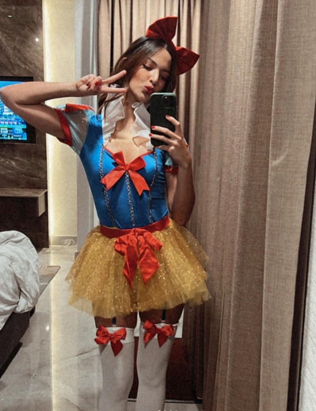 Melalui akun Instagram pribadinya Nia Ramadhani membagikan foto-foto dirinya saat sedang cosplay. Tak hanya sekali, istri Ardi Bakrie itu tampak beberapa kali melakukan cosplay, salah satunya menjadi karakter Snow White. Foto: Instagram/@ramadhaniabakrie