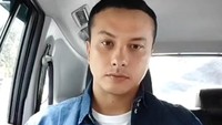 Saat itu Nicholas Saputra memperlihatkan dirinya yang sedang berada di dalam taksi online. Ia yang terjebak macet melakukan siaran langsung pada akun Instagramnya sambil sesekali menyapa penggemar. Foto: Instagram/nicholassaputra