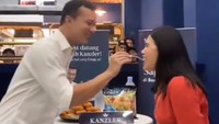 Nicholas Saputra tak sungkan untuk berada di dekat penggemarnya. Pada ajang meet and greet, dirinya bahkan menyuapi sebuah nugget kepada salah satu penggemarnya. Foto: Instagram/nicholassaputra