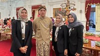 Pada perayaan HUT ke-78 Republik Indonesia lalu Nicholas Saputra menjadi salah satu tamu undangan di Istana Negara. Ia dijamu di ruang makan dengan beskap terbaiknya. Foto: Instagram/nicholassaputra