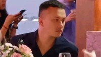 Pesona tokoh Rangga dalam film Ada Apa dengan Cinta juga terlihat dalam beberapa jamuan makan. Salah satunya ketika diundang makan malam oleh suatu brand pakaian yang populer. Foto: Instagram/nicholassaputra