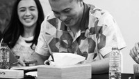 Kegiatan reading juga menjadi aktivitas rutinnya. Saat membaca naskah, tak lupa ia selalu menyiapkan air mineral di sampingnya untuk diminum ketika haus. Foto: Instagram/nicholassaputra