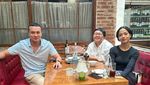 10 Momen Nicholas Saputra Hadiri Jamuan Makan hingga Suapi Penggemar