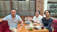Sosoknya yang terkenal dingin sebenarnya juga dekat dengan banyak orang. Salah satunya ketika ia tampak makan bersama untuk membahas project baru yang akan dilakoninya. Foto: Instagram/nicholassaputra