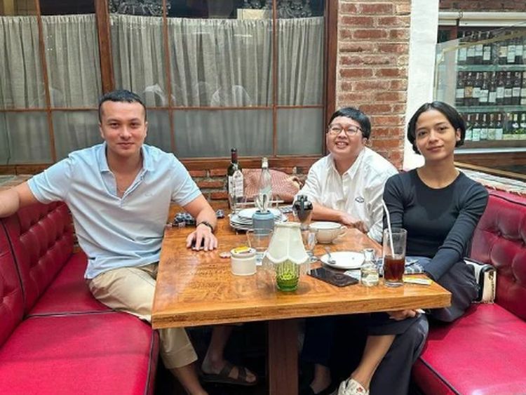 10 Momen Nicholas Saputra Hadiri Jamuan Makan hingga Suapi Penggemar