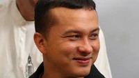 Pesona Nicholas Saputra tak henti-hentinya menggemparkan media sosial. Namanya santer terdengar usai siaran langsungnya yang hanya berdiam diri ditonton lebih dari 11 juta orang. Foto: Instagram/nicholassaputra