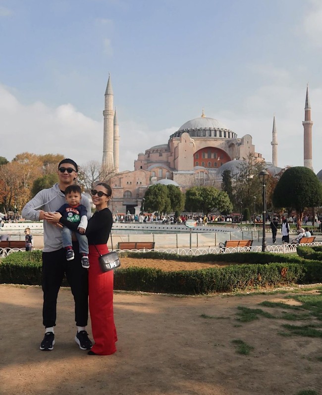 Selama di sana Issa dan kedua orangtuanya berjalan-jalan mengunjungi berbagai tempat. Yang satu ini potret saat ketiganya berada di Istanbul. Foto: Instagram/@nikitawillyofficial94