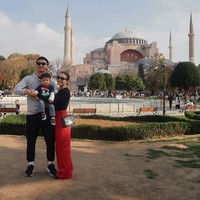Selama di sana Issa dan kedua orangtuanya berjalan-jalan mengunjungi berbagai tempat. Yang satu ini potret saat ketiganya berada di Istanbul. Foto: Instagram/@nikitawillyofficial94
