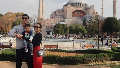 7 Foto Nikita Willy Liburan ke Turki, Hot Mom Asik Main di Taman Bareng Anak