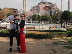 7 Foto Nikita Willy Liburan ke Turki, Hot Mom Asik Main di Taman Bareng Anak
