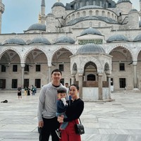 Selalu tampil kompak, penampilan Nikita Willy dan keluarganya juga kerap jadi sorotan. Banyak netizen yang mendoakan agar keluarga Nikita Willy bahagia dan harmonis selalu. Foto: Instagram/@nikitawillyofficial94