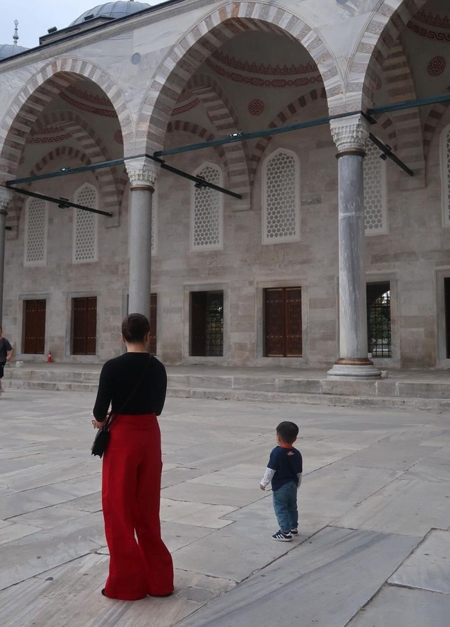 Lahir pada 7 April 2022 dan sudah berusia 1 tahun lebih, Issa kini juga terlihat sudah semakin besar. Gayanya yang lucu dan imut juga tak kalah mencuri atensi. Foto: Instagram/@nikitawillyofficial94