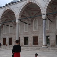 Lahir pada 7 April 2022 dan sudah berusia 1 tahun lebih, Issa kini juga terlihat sudah semakin besar. Gayanya yang lucu dan imut juga tak kalah mencuri atensi. Foto: Instagram/@nikitawillyofficial94