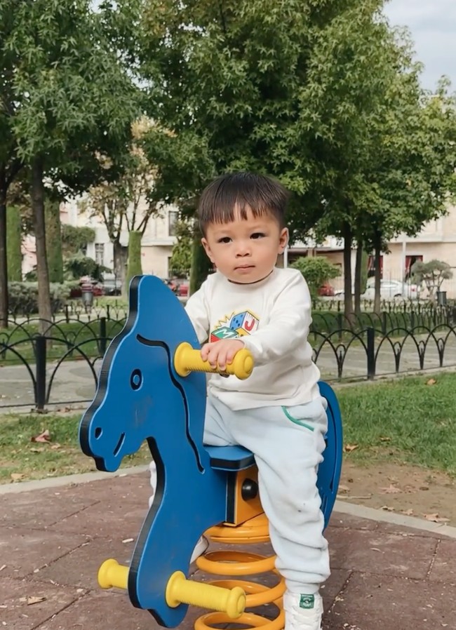 Ketika berada di Turki, Issa tampak senang bermain di taman umum sederhana. Putra Nikita Willy dan Indra Priawan itu pun menjajal beberapa mainan di sana, salah satunya kuda-kudaan seperti dalam foto. Foto: Instagram/@nikitawillyofficial94