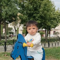 Ketika berada di Turki, Issa tampak senang bermain di taman umum sederhana. Putra Nikita Willy dan Indra Priawan itu pun menjajal beberapa mainan di sana, salah satunya kuda-kudaan seperti dalam foto. Foto: Instagram/@nikitawillyofficial94