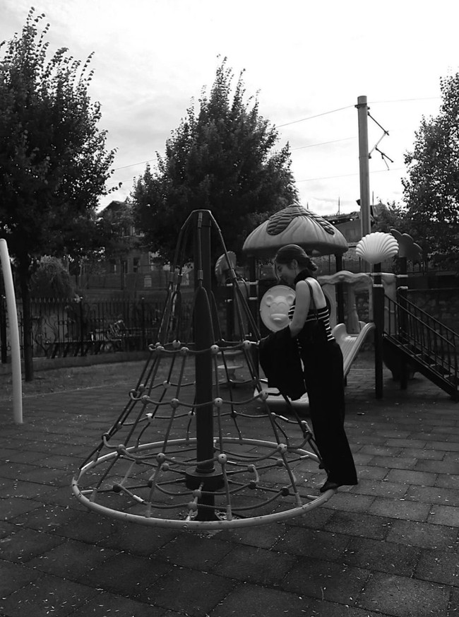 Tak hanya Issa, Nikita Willy yang menemani anaknya juga tampak ikut mencoba menaiki permainan di taman tersebut. Foto: Instagram/@nikitawillyofficial94