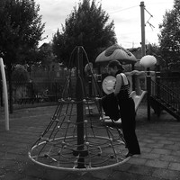 Tak hanya Issa, Nikita Willy yang menemani anaknya juga tampak ikut mencoba menaiki permainan di taman tersebut. Foto: Instagram/@nikitawillyofficial94