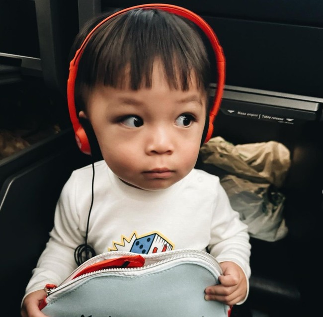 Tampil menggemaskan, begini potret Issa anak Nikitaa Willy saat berada di dalam pesawat menuju Turki. Kali ini dirinya kembali ikut jalan-jalan ke luar negeri bersama kedua orangtuanya. Foto: Instagram/@nikitawillyofficial94