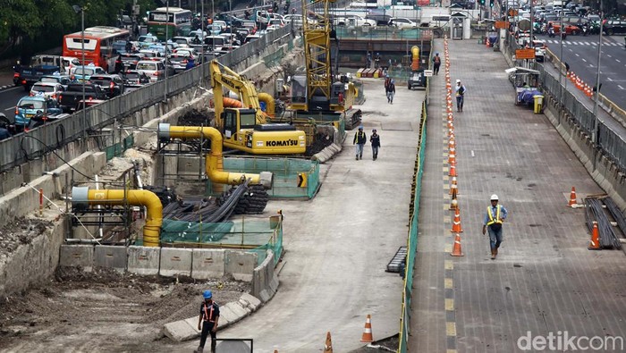 Para pekerja mengoperasikan alat berat dalam proyem strategis pembangunan MRT Fase 2 (Bundaran HI -Kota Tua) yang merupakan proyek kerja sama Indonesia dan Jepang di Jakarta, Kamis (1/11/2023). Berdasarkan data Badan Koordinasi Penanaman Modal (BKPM), realisasi investasi DKI Jakarta triwulan III 2023 tercatat sebagai yang tertinggi se-Indonesia dengan capaian Penanaman Modal Asing (PMA) sebesar Rp16,7 triliun dan Penanaman Modal Dalam Negeri (PMDN) sebesar Rp 34,2 triliun.