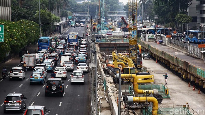 Para pekerja mengoperasikan alat berat dalam proyem strategis pembangunan MRT Fase 2 (Bundaran HI -Kota Tua) yang merupakan proyek kerja sama Indonesia dan Jepang di Jakarta, Kamis (1/11/2023). Berdasarkan data Badan Koordinasi Penanaman Modal (BKPM), realisasi investasi DKI Jakarta triwulan III 2023 tercatat sebagai yang tertinggi se-Indonesia dengan capaian Penanaman Modal Asing (PMA) sebesar Rp16,7 triliun dan Penanaman Modal Dalam Negeri (PMDN) sebesar Rp 34,2 triliun.