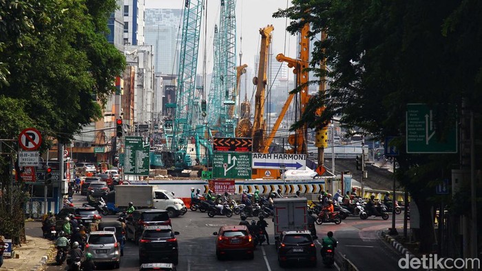 Nilai Investasi di Jakarta Tertinggi Para pekerja mengoperasikan alat berat dalam proyem strategis pembangunan MRT Fase 2 (Bundaran HI -Kota Tua) yang merupakan proyek kerja sama Indonesia dan Jepang di Jakarta, Kamis (1/11/2023). Berdasarkan data Badan Koordinasi Penanaman Modal (BKPM), realisasi investasi DKI Jakarta triwulan III 2023 tercatat sebagai yang tertinggi se-Indonesia dengan capaian Penanaman Modal Asing (PMA) sebesar Rp16,7 triliun dan Penanaman Modal Dalam Negeri (PMDN) sebesar Rp 34,2 triliun.