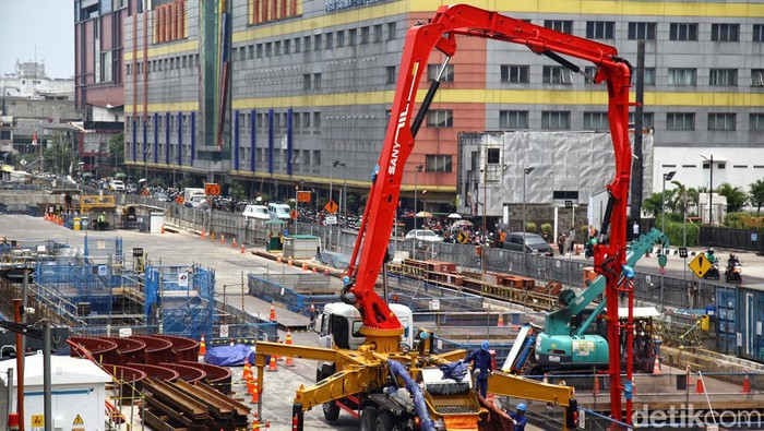 Para pekerja mengoperasikan alat berat dalam proyem strategis pembangunan MRT Fase 2 (Bundaran HI -Kota Tua) yang merupakan proyek kerja sama Indonesia dan Jepang di Jakarta, Kamis (1/11/2023). Berdasarkan data Badan Koordinasi Penanaman Modal (BKPM), realisasi investasi DKI Jakarta triwulan III 2023 tercatat sebagai yang tertinggi se-Indonesia dengan capaian Penanaman Modal Asing (PMA) sebesar Rp16,7 triliun dan Penanaman Modal Dalam Negeri (PMDN) sebesar Rp 34,2 triliun.